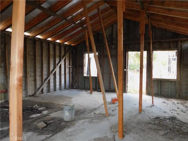 a view of backyard with garden