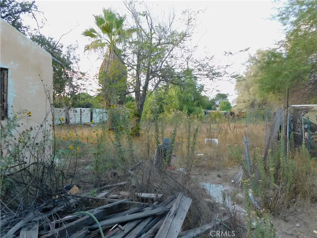a view of a house with backyard and garden