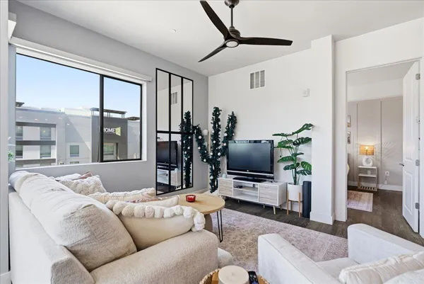 $1,895 | 3131 North Central Avenue, Unit 4001, Phoenix, AZ 85012