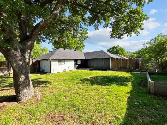 a view of a backyard
