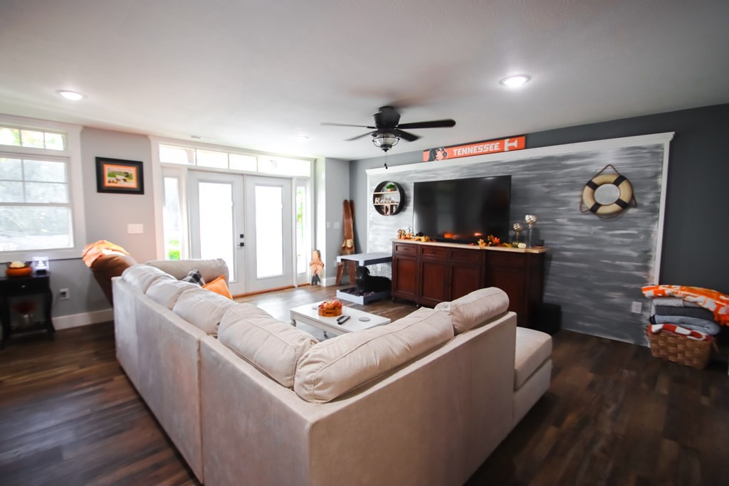 608 Lakeview Road Walling, TN 38587 - Photo 34 of 68 a living room with furniture and a flat screen tv