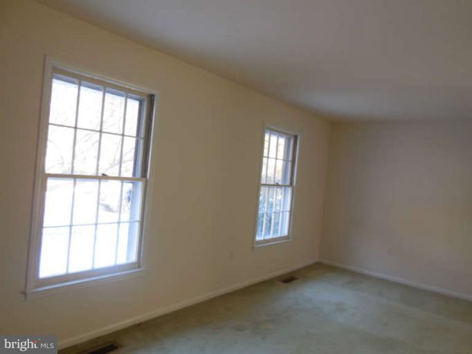 9525 Stevebrook Road Fairfax, VA 22032 - Photo 11 of 20 Living Room