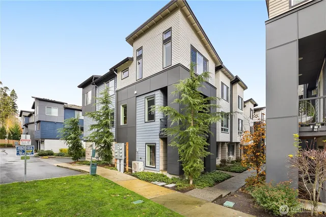 a view of a front of house with a yard