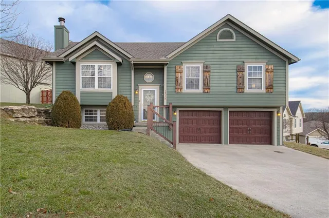 $325,000 | 1318 Northwest 74th Place, Kansas City, MO 64118