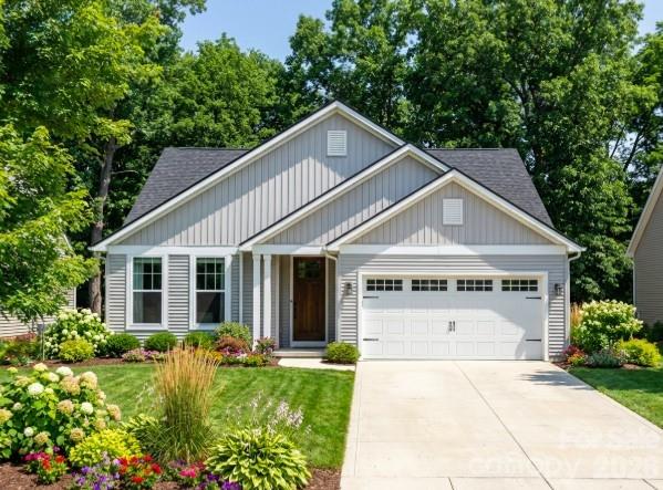a view of a yard in front of house