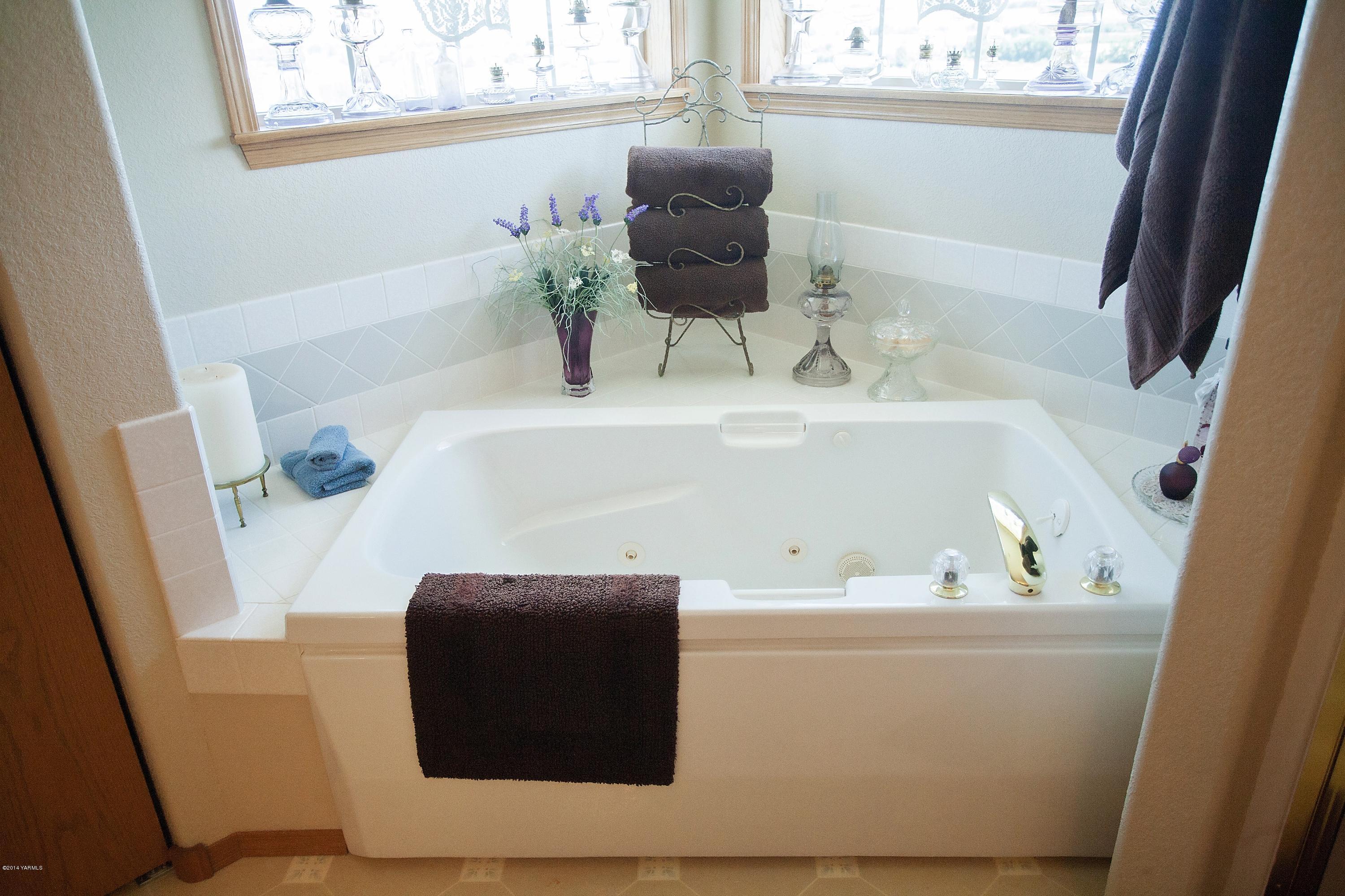16353 Ahtanum Road Yakima, WA 98903 - Photo 22 of 46 a bathroom with a sink and a bathtub