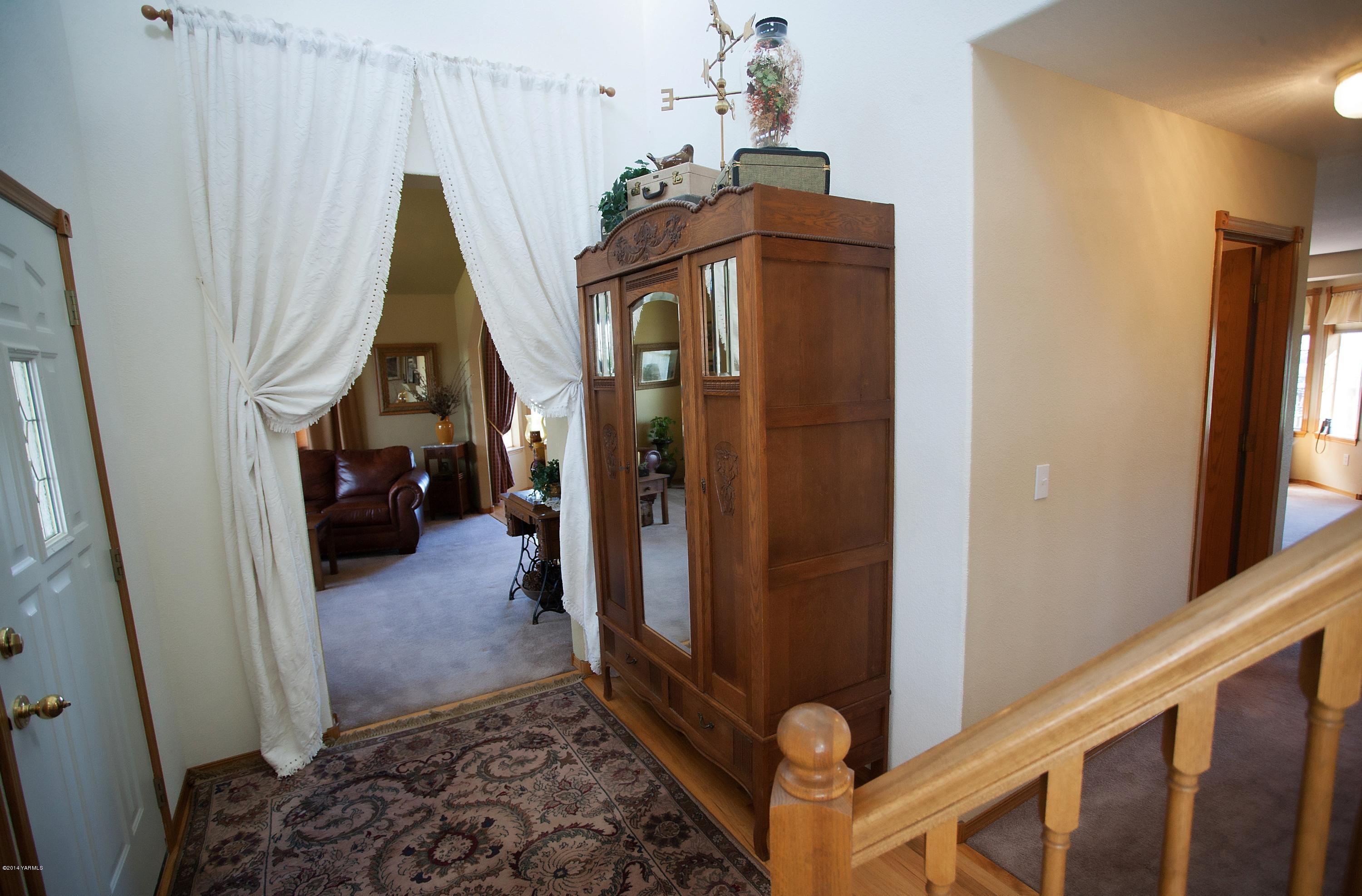 16353 Ahtanum Road Yakima, WA 98903 - Photo 4 of 46 a view of living room
