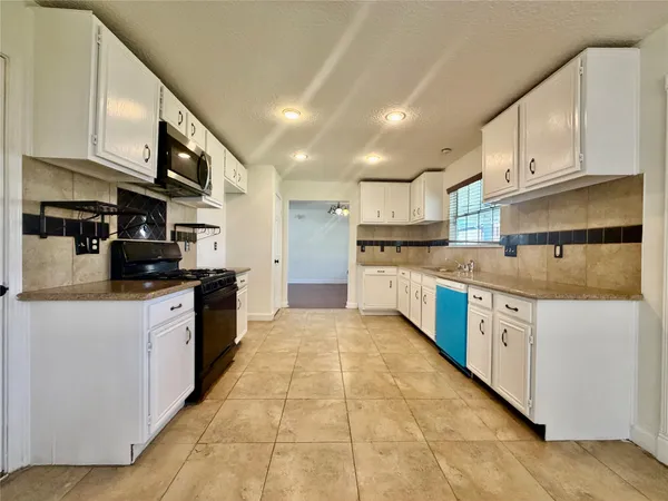 $2,000 | 16907 Dusty Mill Drive West, Sugar Land, TX 77498