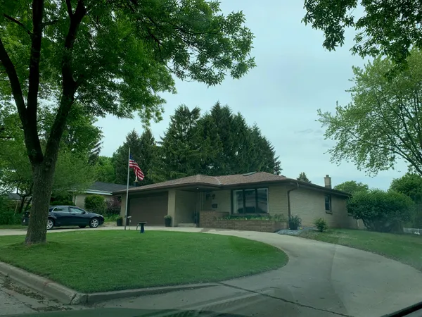 $2,200 | 2212 West Parnell Avenue, Milwaukee, WI 53221