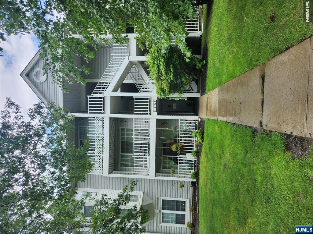 124 Raintree Lane Mahwah, NJ 07430 - Photo 1 of 16 Gallery Image 1