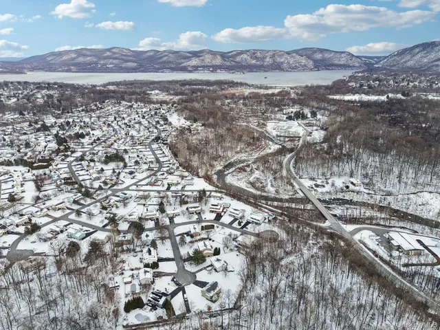 a picture of a bench in the window