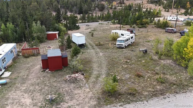 a view of yard and trees