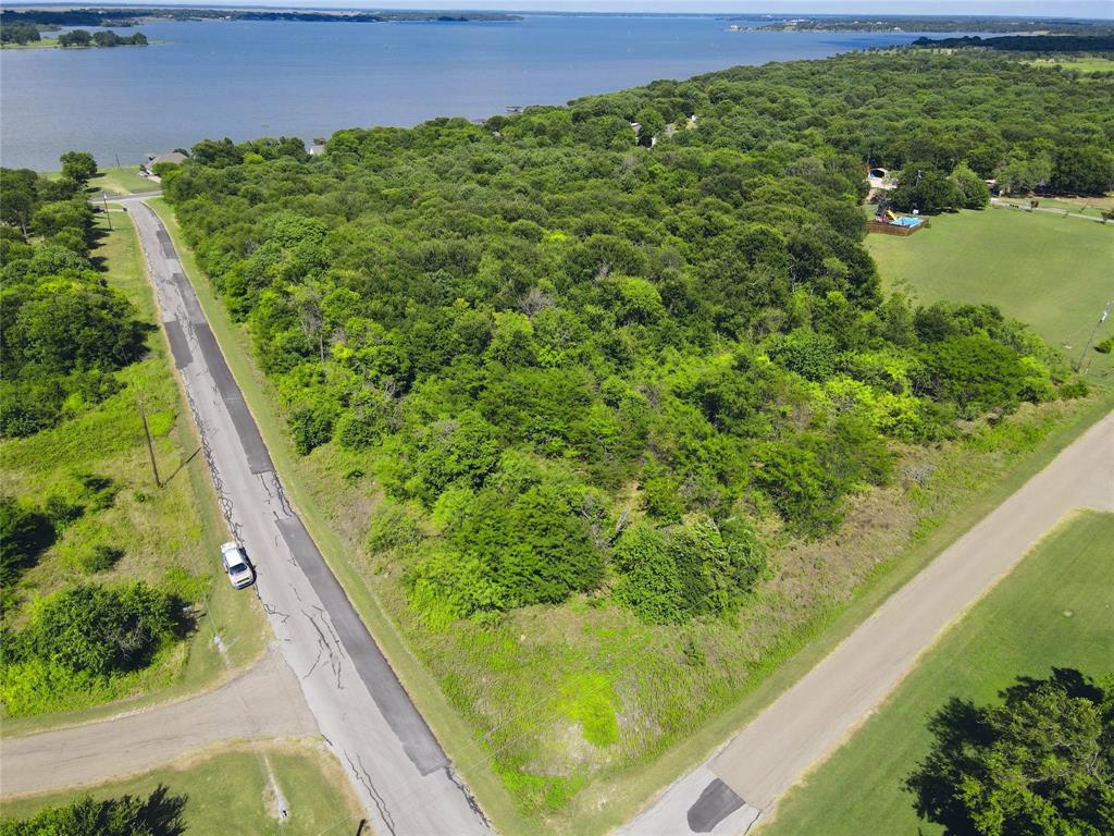 47-79 Bluffview Estates Road Corsicana, TX 75109 - Photo 4 of 20 a view of a garden from a balcony