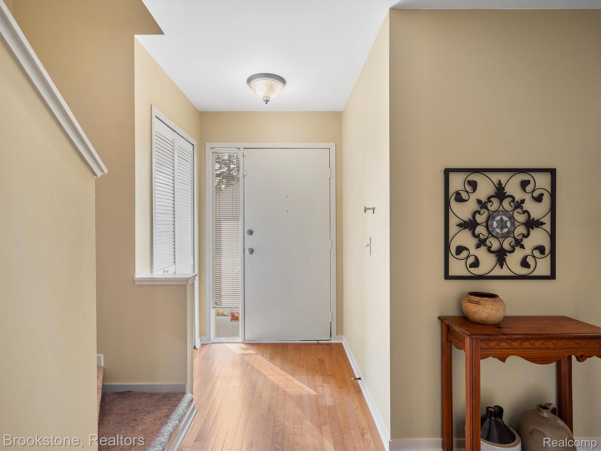 564 Victoria Rochester, MI 48307 - Photo 5 of 40 Entrance