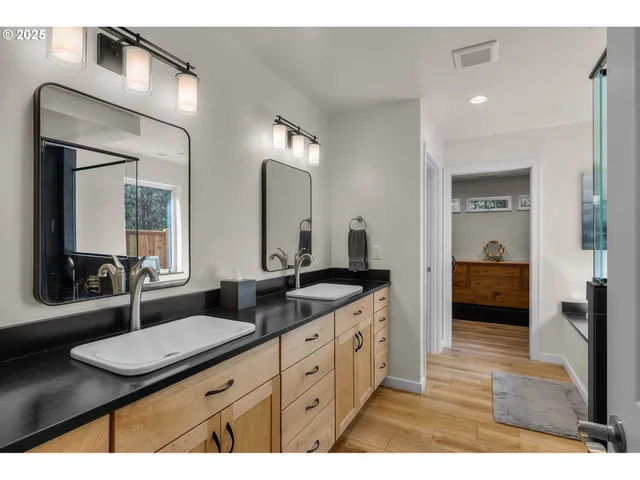 a en suite bathroom with double vanity and a mirror
