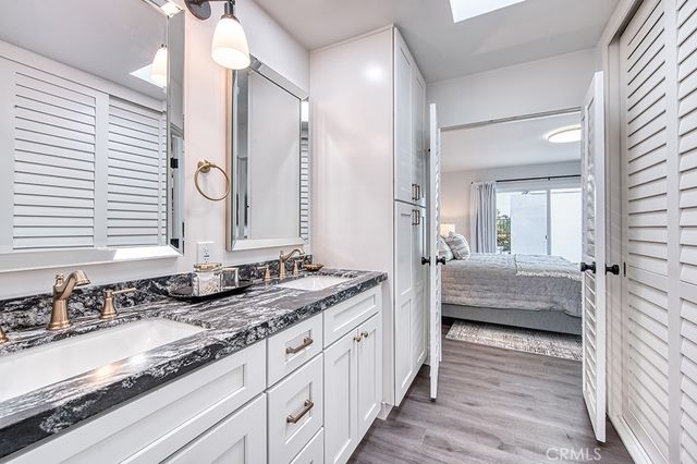 a en suite bathroom with double sink and a mirror