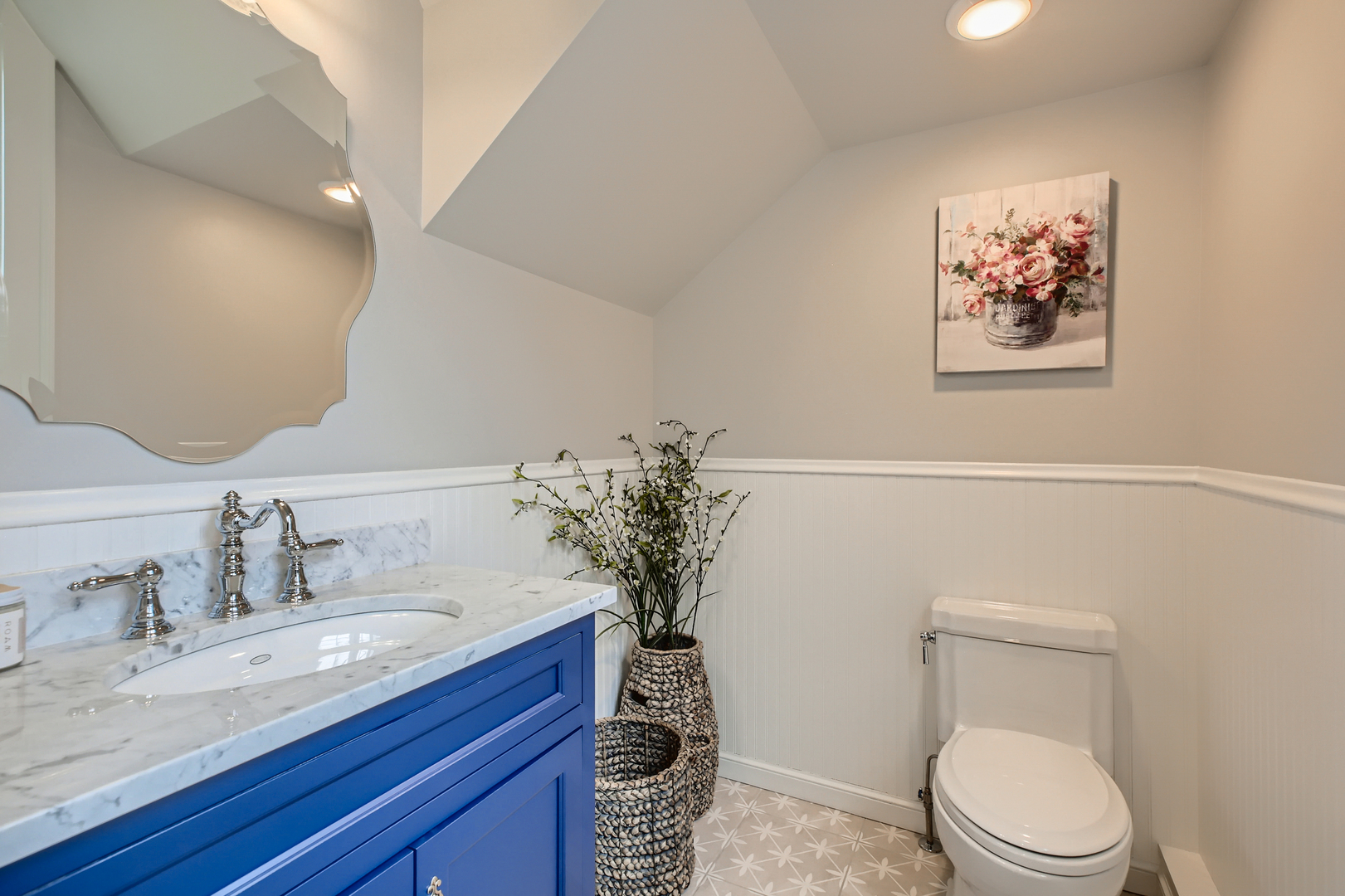 407 Brierhill Road Deerfield, IL 60015 - Photo 28 of 34 a bathroom with a toilet a sink and mirror