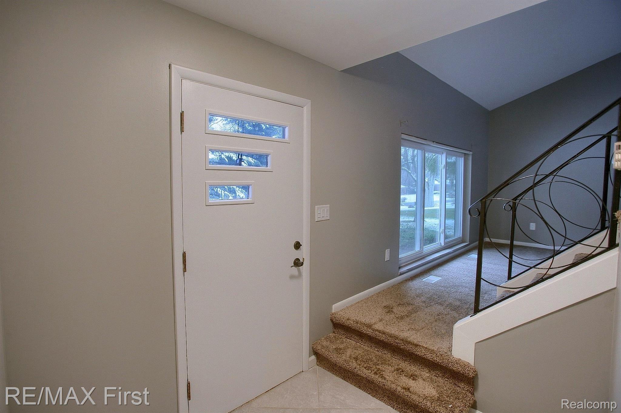 6840 Dublin Fair Road Troy, MI 48098 - Photo 4 of 29 3-Foyer.jpg
