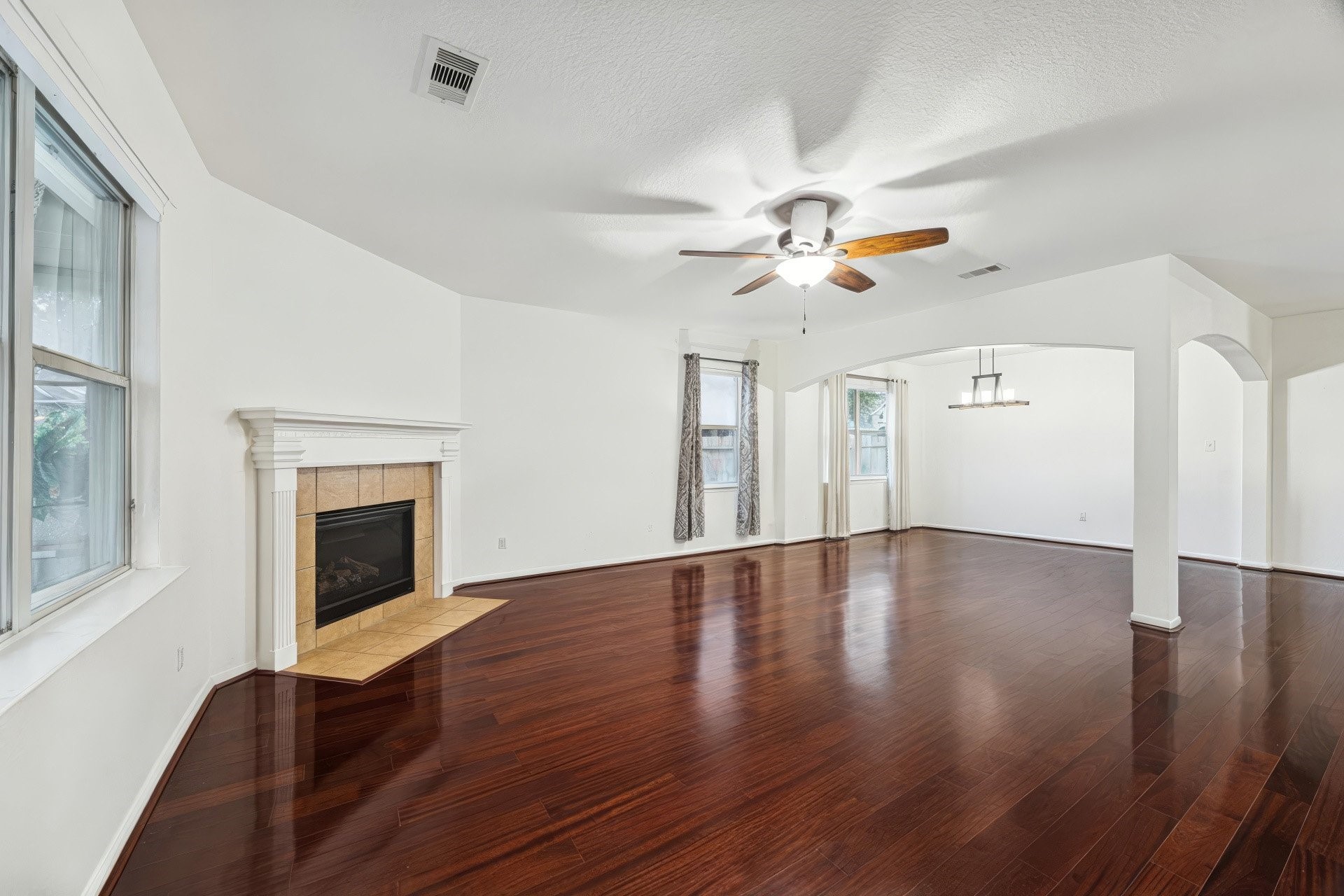 191 Maple Grove Drive Conroe, TX 77384 - Photo 6 of 27 A secondary view of the living and dining room.