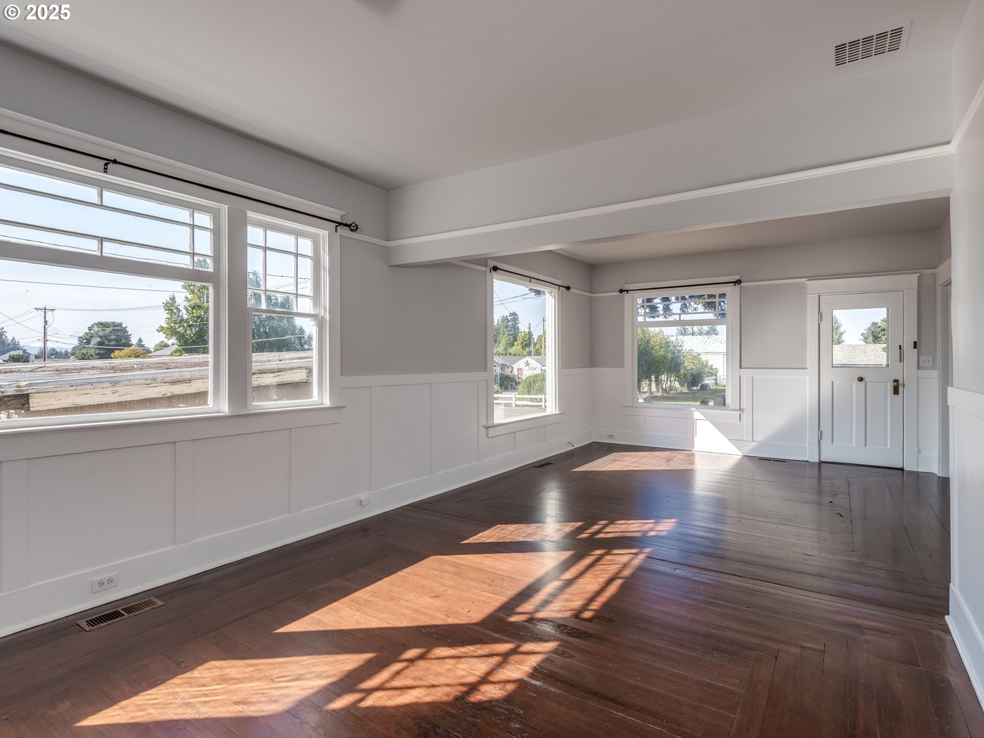 3000 Quinaby Road Northeast Salem, OR 97303 - Photo 9 of 45 Living Room/Entrance