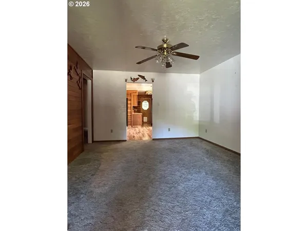 a view of a big room with closet
