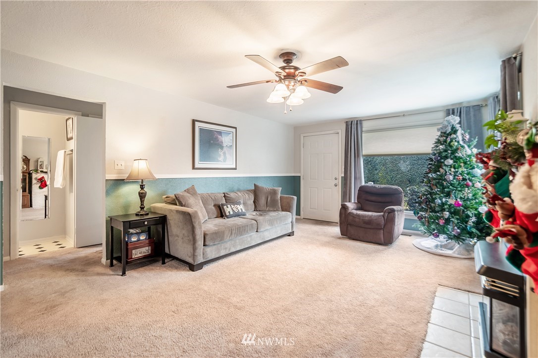 8216 Custer Road Southwest Lakewood, WA 98499 - Photo 4 of 20 a living room with furniture and a potted plant