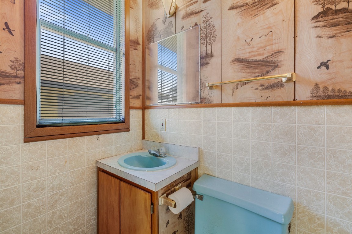 303 Vernon Street Taylor, TX 76574 - Photo 33 of 37 Bathroom