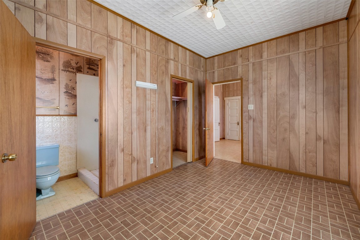 303 Vernon Street Taylor, TX 76574 - Photo 35 of 37 On Suite with full bathroom