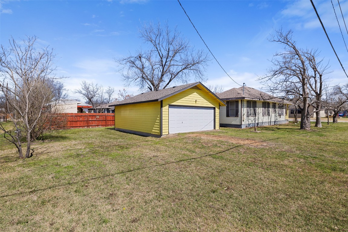 303 Vernon Street Taylor, TX 76574 - Photo 6 of 37
