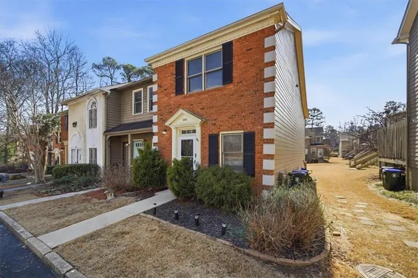 a view of a yard in front of a house