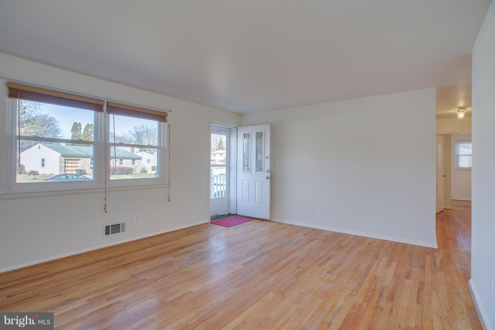 307 Highmeadow Road Reisterstown, MD 21136 - Photo 3 of 25 Awesome natural light