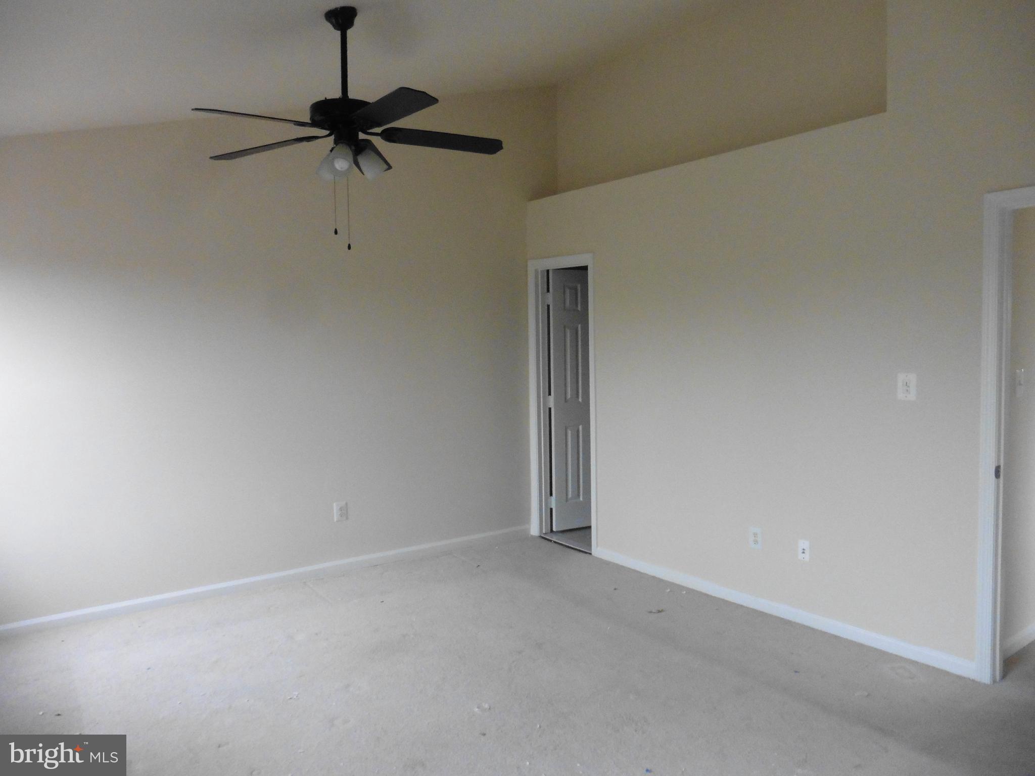 14824 Edman Road Centreville, VA 20121 - Photo 5 of 17 Vaulted ceiling in master bedroom