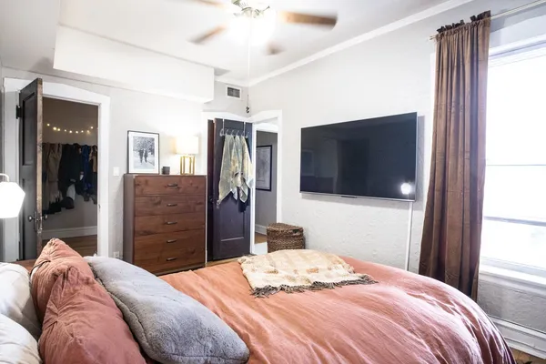 $3,300 | 1514 West Addison Street, Unit 3E, Chicago, IL 60613