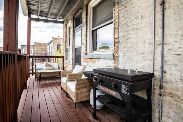 $3,300 | 1514 West Addison Street, Unit 3E, Chicago, IL 60613