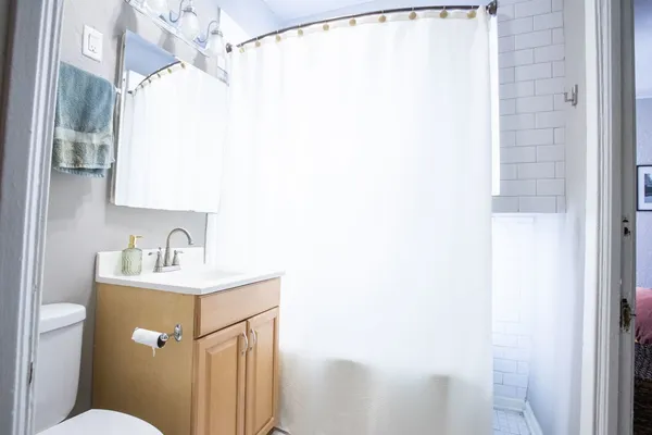 $3,300 | 1514 West Addison Street, Unit 3E, Chicago, IL 60613