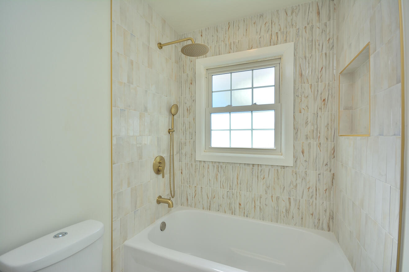 2106 Murphy Woods Road Beloit, WI 53511 - Photo 21 of 44 PRIMARY BATH