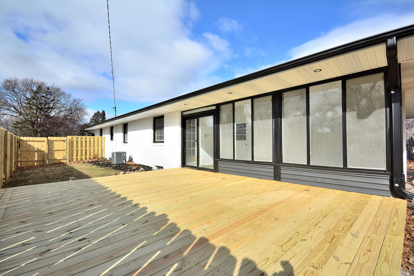 2106 Murphy Woods Road Beloit, WI 53511 - Photo 42 of 44 DECK!