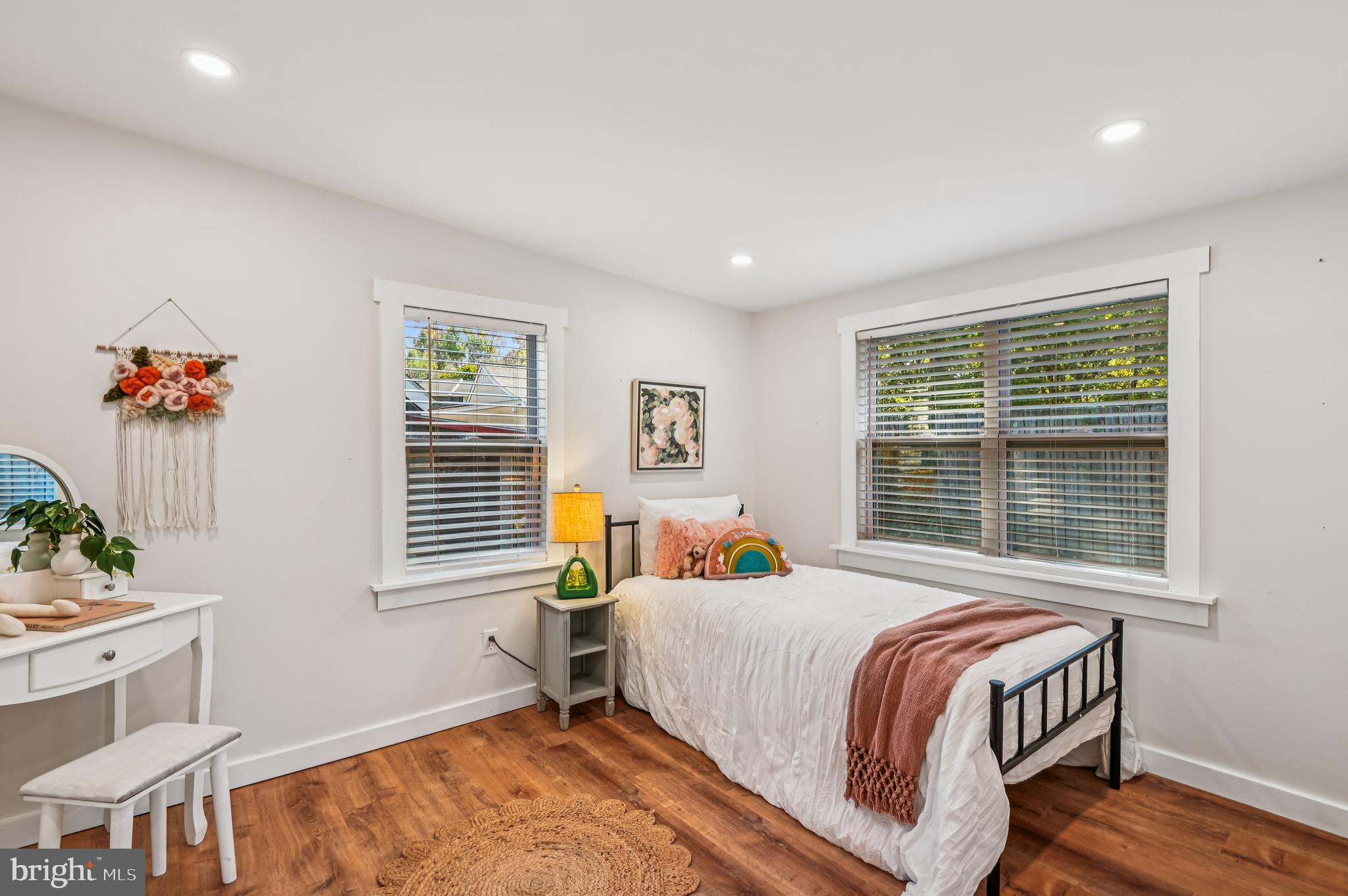 415 Londontown Road Edgewater, MD 21037 - Photo 27 of 51 a bedroom with a bed and a window