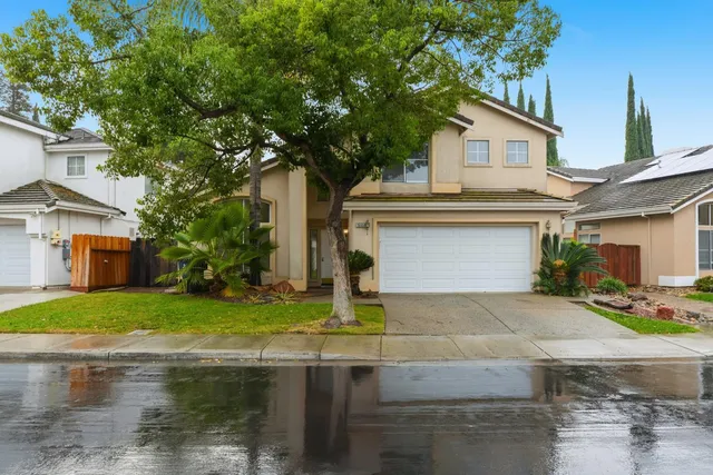 a view of a yard in front of house