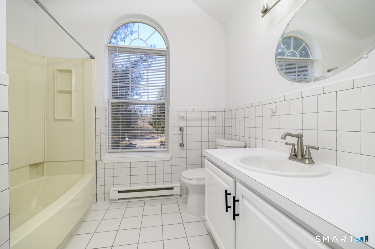 905 Oronoke Road, Unit 13 Waterbury, CT 06708 - Photo 24 of 28 a bathroom with a sink a toilet and a bathtub