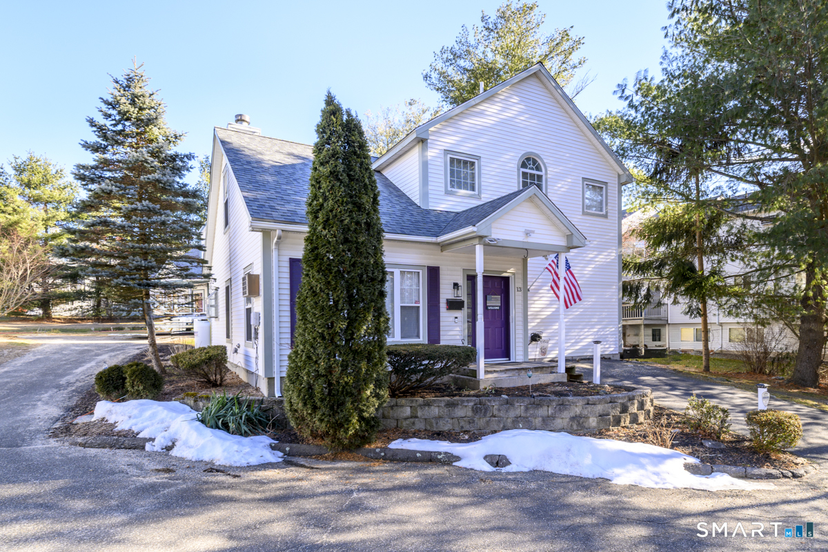 905 Oronoke Road, Unit 13 Waterbury, CT 06708 - Photo 5 of 28 a front view of a house with garden