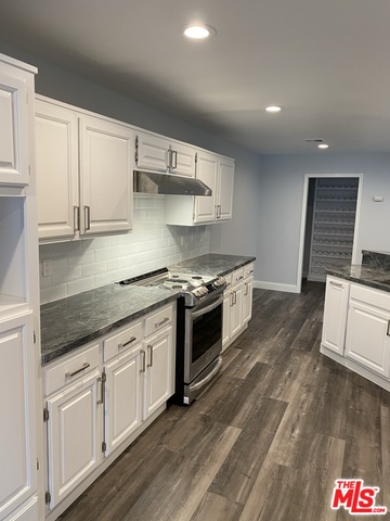 22975 Park Ora Calabasas, CA 91302 - Photo 3 of 20