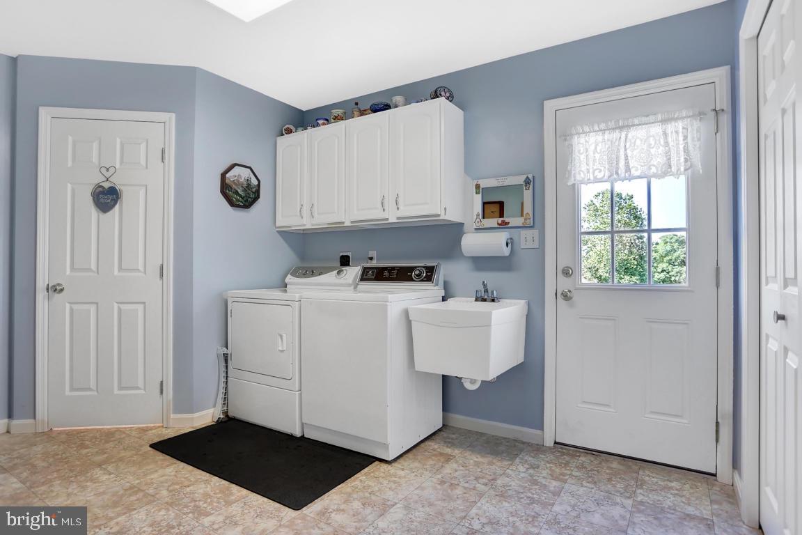 12 Sunset Lane Lititz, PA 17543 - Photo 14 of 34 a room with cabinets and a window