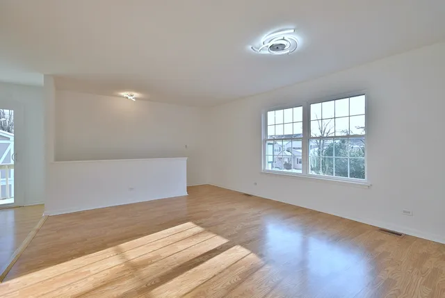 $299,000 | 424 Muirwood Court, Vernon Hills, IL 60061