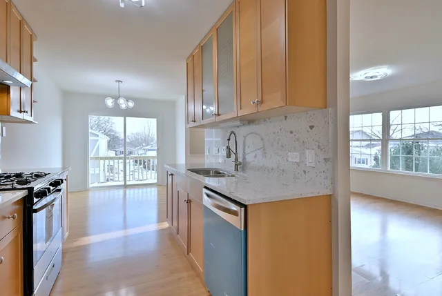 $299,000 | 424 Muirwood Court, Vernon Hills, IL 60061