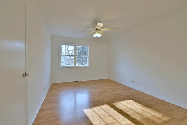 $289,000 | 424 Muirwood Court, Vernon Hills, IL 60061