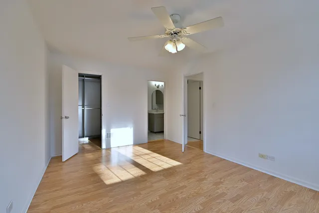 $299,000 | 424 Muirwood Court, Vernon Hills, IL 60061