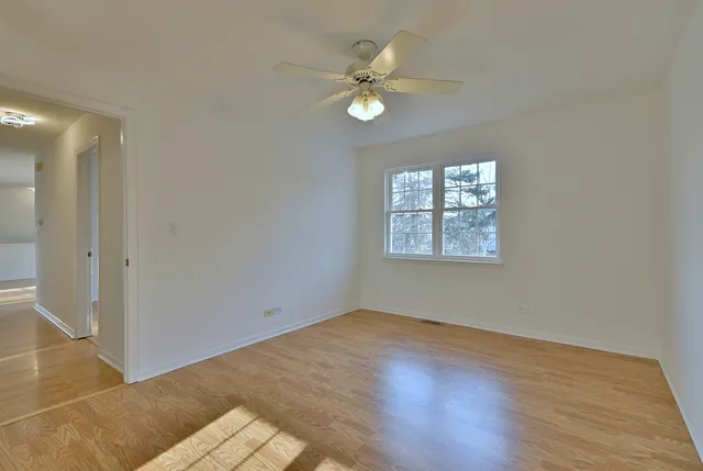 $299,000 | 424 Muirwood Court, Vernon Hills, IL 60061