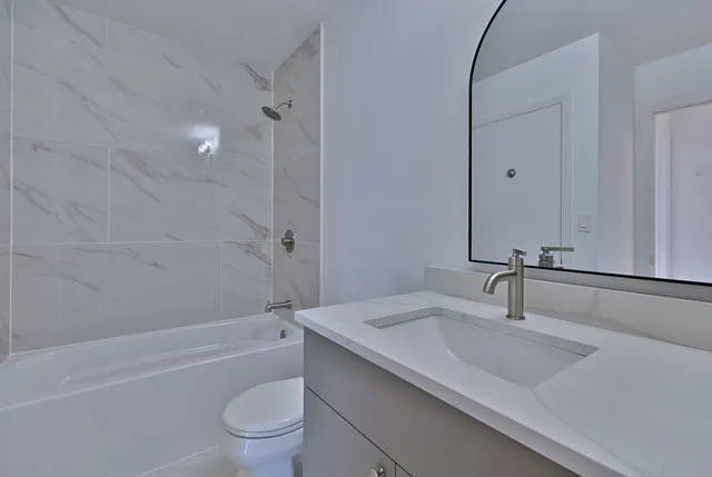 $299,000 | 424 Muirwood Court, Vernon Hills, IL 60061