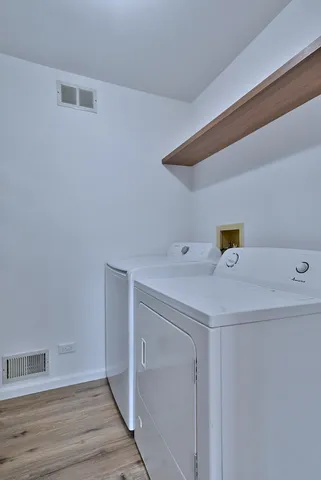 $299,000 | 424 Muirwood Court, Vernon Hills, IL 60061